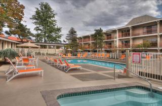 Ashland Hills Hotel & Suites - Ashland - 0