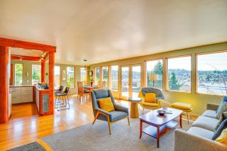 Gig Harbor Home Large Deck, Outdoor Dining Area - 8