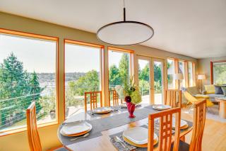 Gig Harbor Home Large Deck, Outdoor Dining Area - Gig Harbor - 4