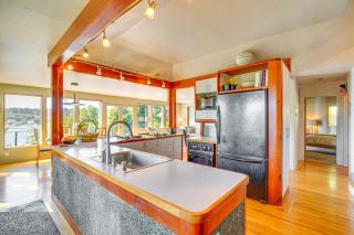 Gig Harbor Home Large Deck, Outdoor Dining Area - Gig Harbor - 2