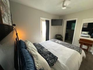 Pura Vida Private Access, Room & Bathroom - West Palm Beach - 7