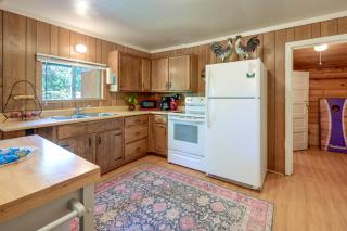 Rustic Cabin with Patio 8 Mi to Kings Canyon Park - 6