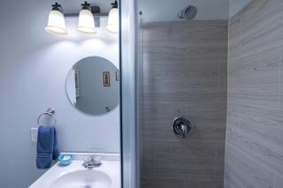 Dual patios, Free Laundry Service, College steps - Atchison - 8