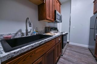 Dual patios, Free Laundry Service, College steps - Atchison - 6