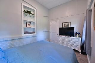 Dual patios, Free Laundry Service, College steps - Atchison - 4