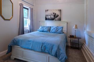Dual patios, Free Laundry Service, College steps - Atchison - 1