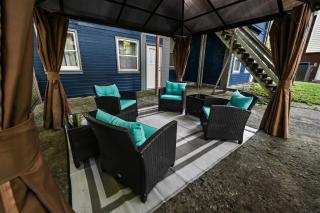 Dual patios, Free Laundry Service, College steps - Atchison - 0