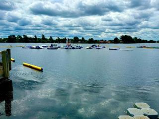 Lakeside Holiday Home with Hot Tub - Tattershall - 2