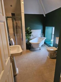 Hill House Lodge sleeps 6 Overlooking the rock of Cashel - 3