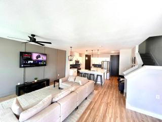 Loop, New Luxurious Large 3BR House, Sleeps 9 with Free Parking - Princeton - 0