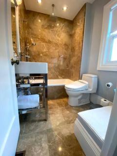 Leaside Rental with Great Backyard & Pool - 6