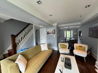 Leaside Rental with Great Backyard & Pool - 3