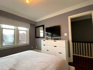 Leaside Rental with Great Backyard & Pool - 2