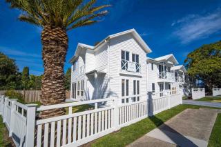Salty Palms by the Sea - ONE - Kiama - 0