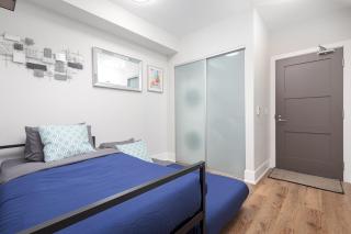 Perfect Condo Sleeps 4 Across from Cn Tower! - 2