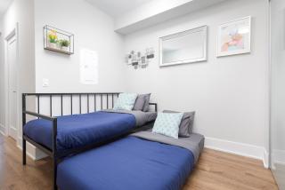 Perfect Condo Sleeps 4 Across from Cn Tower! - 1