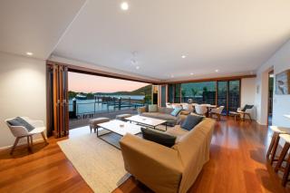 Airlie Beach Marina-Front Luxury at 10 The Cove - Airlie Beach - 2