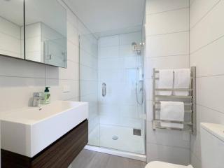 Luxurious 2-Bs with Scenic Park View in East AKL - 9