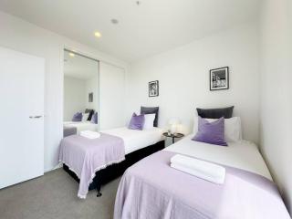 Luxurious 2-Bs with Scenic Park View in East AKL - 1