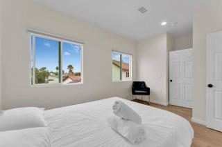 Urban Retreat Fun Relax Self Check-In Hot Tub Foosball Fire Pit Cornhole - 9