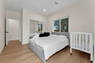 Urban Retreat Fun Relax Self Check-In Hot Tub Foosball Fire Pit Cornhole - The Woods Trailer Park - 4
