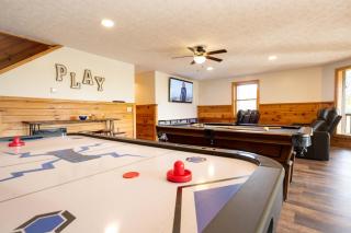 Breathtaking 5-Bedroom Getaway with game room, hot tub, and theatre room - Pigeon Forge - 1