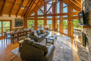 Breathtaking 5-Bedroom Getaway with game room, hot tub, and theatre room - Pigeon Forge - 2