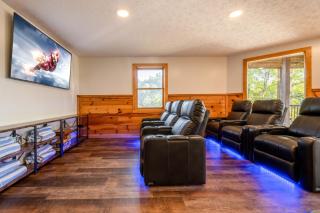 Breathtaking 5-Bedroom Getaway with game room, hot tub, and theatre room - Pigeon Forge - 7