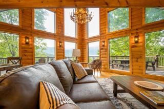 Breathtaking 5-Bedroom Getaway with game room, hot tub, and theatre room - Pigeon Forge - 4