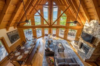 Breathtaking 5-Bedroom Getaway with game room, hot tub, and theatre room - Pigeon Forge - 3
