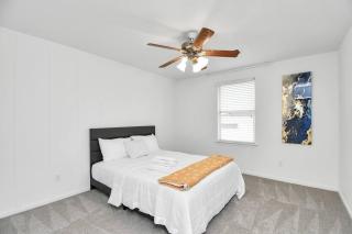 10min from Fort Bend Epicenter Stylish 4 Bedroom home - 3
