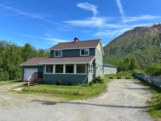 Bear Mountain View 4BR Home- 25 Min Outside City-Superhost abnb 5 star property - Eagle River - 5