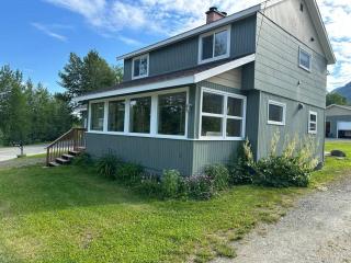Bear Mountain View 4BR Home- 25 Min Outside City-Superhost abnb 5 star property - Eagle River - 6
