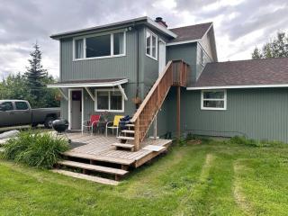 Bear Mountain View 4BR Home- 25 Min Outside City-Superhost abnb 5 star property - Eagle River - 1