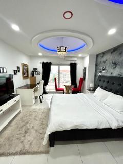 Deluxe room with king bed and Balcony at Kandi Palace - Angeles - 8