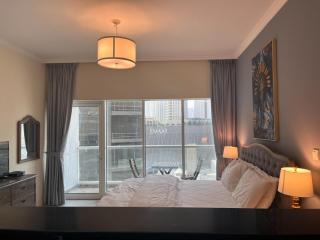 Stylish Studio with Balcony in Downtown Dubai - Dubai - 6