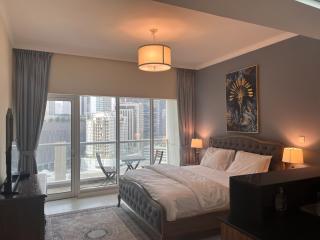 Stylish Studio with Balcony in Downtown Dubai - Dubai - 9