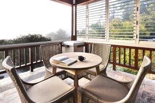Avemore Manor House wood fired hot tub magical views and full Backup power - Stellenbosch - 1