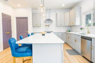 Stunning Elegance 4BR2.5 BA Near Vibrant Downtown - San Antonio - 2