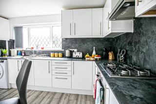Central Leamington Spa House with Free Parking, Fast Wifi, Smart TV with Free Netflix and Garden by Yoko Property - Leamington Spa - 7