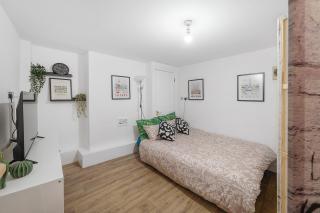 Bright and Spacious 2 Bedroom Flat with Ensuite Bathrooms in London SE5 - 5