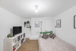 Bright and Spacious 2 Bedroom Flat with Ensuite Bathrooms in London SE5 - 8