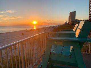 COUPLES GETAWAY, HONEYMOON SWEET, Perfectly Cozy Beach Front Condo with kitchen, pool, free parking,CHECK-IN AT DOOR - Panama City Beach - 0