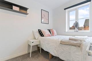 Anglian Retreat - Close to City Centre - Free Parking, Fast Wifi and Smart TV by Yoko Property - Parkside - 1