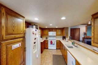 Royal Queen Suite Pool-Spa Ski-in out Gym, Sauna, Laundry, BBQ - Brian Head - 7