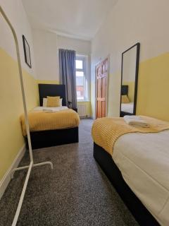 Comfortable 2 Bedroom Home 1 Bath Sleeps 4 - 2