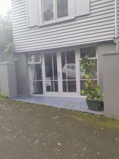 1 Queen Bed and 1 Sofa Bed, Studio B, 25 Glenfell Place, Epsom, Auckland - Auckland - 0