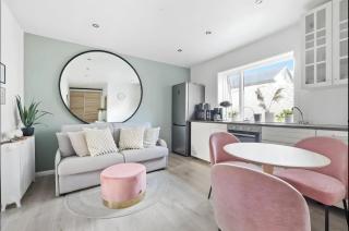 Reykjavík Center, King bed, 65" TV with Netflix - 7