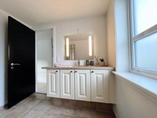 Bask In Ocean Views At Bakkastova - Tvøroyri - 9