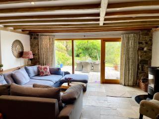 Stunning house, fenced garden, and outdoor dining! - 8